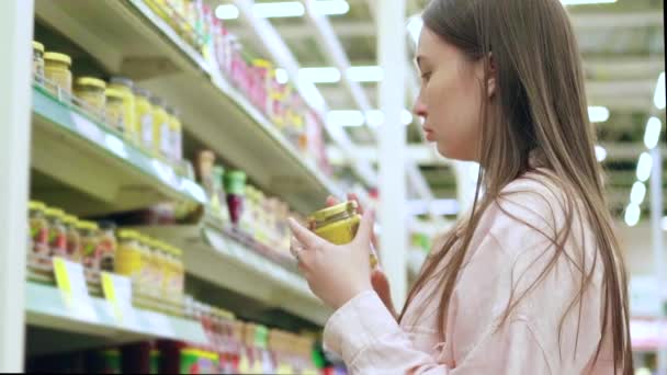 Winkelen in de supermarkt, vrouw neemt honing — Stockvideo