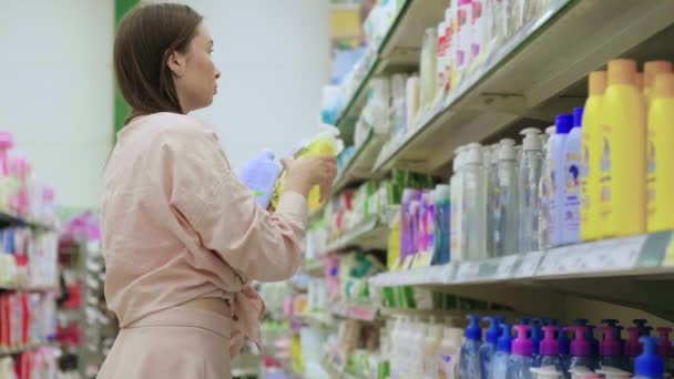 Žena kupuje produkty pro péči o tělo v obchodě — Stock video