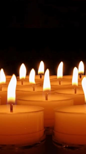 Viele Kerzen Brennen Dunkeln Gedenktag Mit Kerzen Entzündete Gedenkkerzen Beerdigungskerzen — Stockvideo