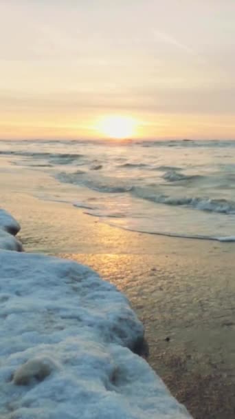 Pôr Sol Sobre Ondas Oceano Lavar Praia Areia Pôr Sol — Vídeo de Stock