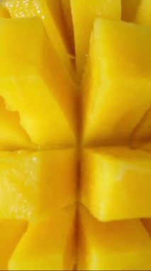 Mango suyu için taze kesilmiş mango. Mango Küp Dilimleri