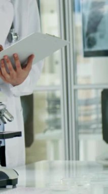 Modern hastane kliniğinde boynu steteskopla dikilen beyaz cüppeli doktor. Kadın hastaya hastalık ya da ameliyat konusunda danışmanlık yapmak. Genel kontrol, sağlık sigortası konsepti