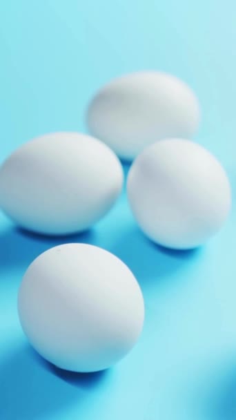 青い背景にある白い卵 新鮮なタンパク質食品 ローフードブレックファーストヘン製品 多くの新鮮なチキンエッグ — ストック動画