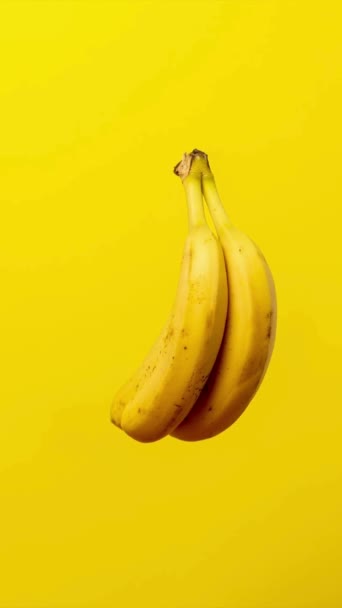 Voando Bananas Fundo Amarelo Alimentos — Vídeo de Stock