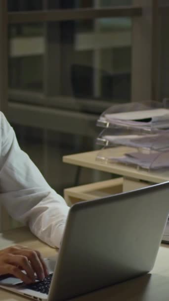 Деловой Человек Работает Ноутбуке Домашнего Офиса Мужчина Использует Удаленное Изучение — стоковое видео