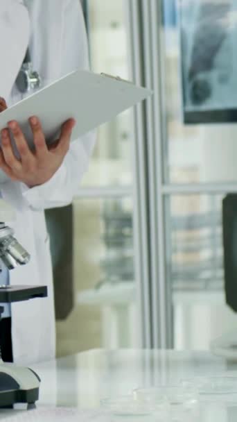 Lékařský Pracovník Bílém Rouchu Stetoskopem Kolem Krku Stojící Moderní Nemocniční — Stock video