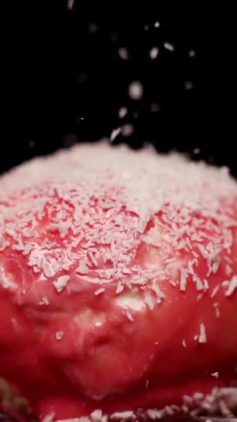 ケーキに砂糖の粉を広げる 凍ったドーナツの上にスプリンクルーズキャンディチョコレート ブラックバックの誕生日ケーキ — ストック動画