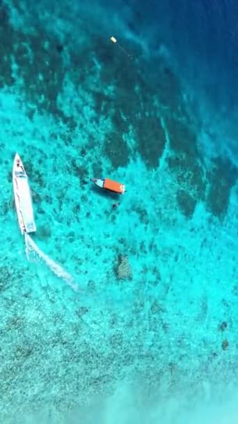 Vue Aérienne Navire Tournant Dans Océan Des Vagues Écrasant Sur — Video