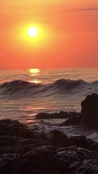 Verticale Video Van Zonsondergang Boven Zee Schilderachtige Tropische Zonsondergang — Stockvideo