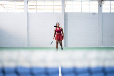 Kapalı sahada raket tutan mutlu yankesiciler, en sevdiği sporun tadını çıkarıyorlar.