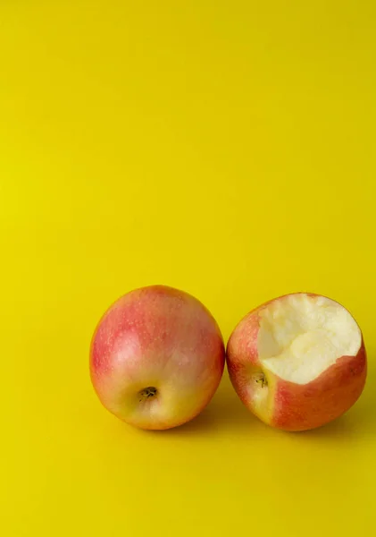 sarı bir arka plan üzerinde elma
