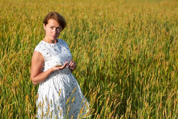 kız bir buğday alanında duruyor