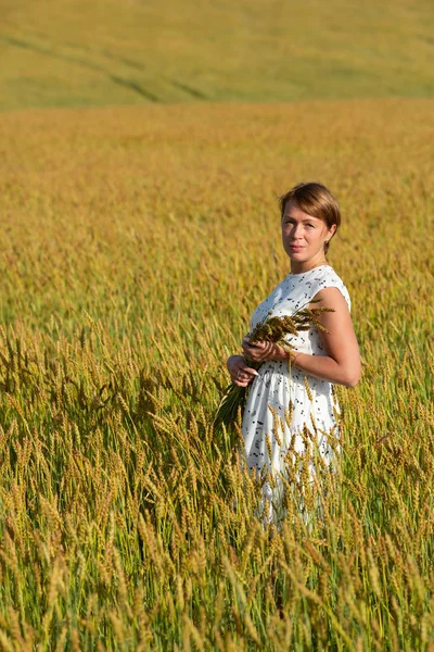 Girl Standing Wheat Field — Stock Photo, Image