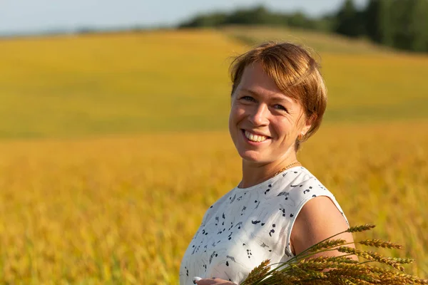 kız bir buğday alanında duruyor