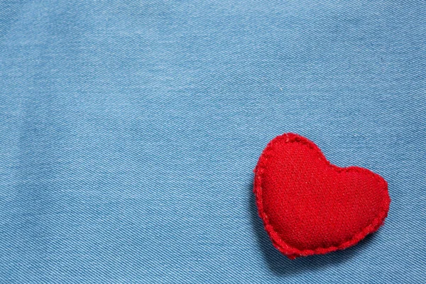 mavi kot üzerinde kırmızı bir kalp deniyor