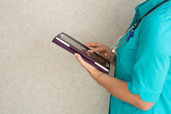 doktor bir tablet üzerinde çalışıyor