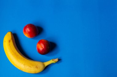 mavi bir arka plan üzerinde tropikal meyveler