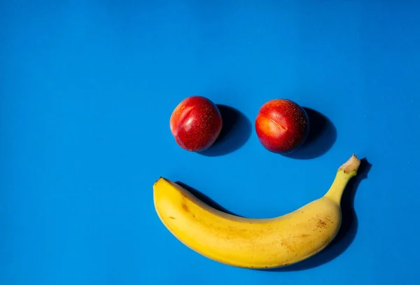 mavi bir arka plan üzerinde tropikal meyveler