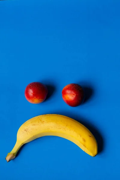 mavi bir arka plan üzerinde tropikal meyveler