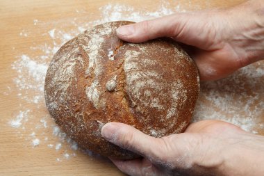 resh ekmek ve bir fırıncı nın elinde