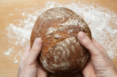 resh ekmek ve bir fırıncı nın elinde