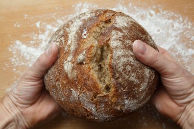 resh ekmek ve bir fırıncı nın elinde