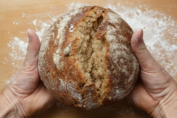 resh ekmek ve bir fırıncı nın elinde