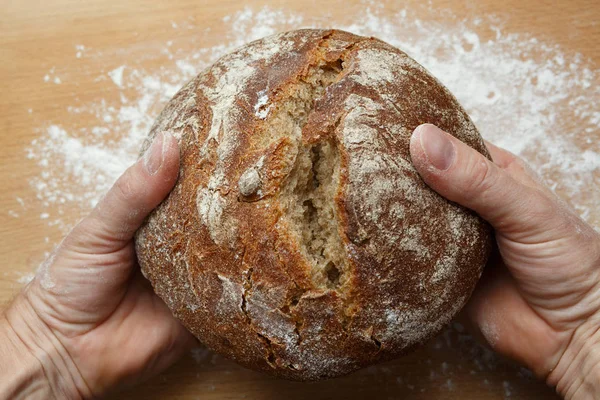 resh ekmek ve bir fırıncı nın elinde