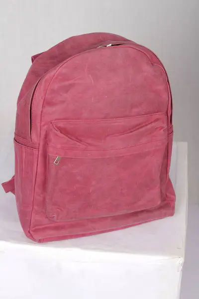 Pembe deri sırt çantası kesme yolu ile beyaz arkaplanda izole edilmiş..