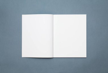 İş için gri arka plan üzerinde Boş açık dergi kadar mock up