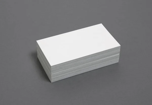 Cartões Visita Branco Empilhados Num Fundo Cinzento — Fotografia de Stock
