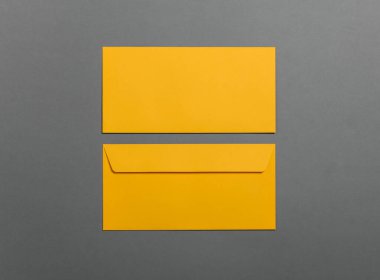 Gri arkaplanda sarı zarfın önünde ve arkasında