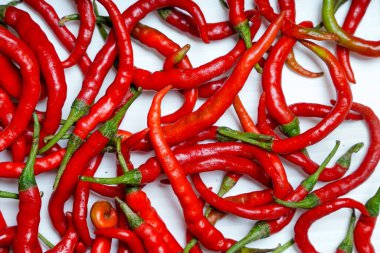 Beyaz arkaplanda kırmızı biber demeti.