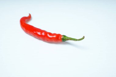 Beyaz arka planda kırmızı kırmızı biber. Beyaz arka planda kırmızı biber. Reklam alanı için.