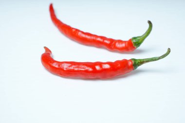 Beyaz arka planda kırmızı kırmızı biber. Beyaz arka planda kırmızı biber. Reklam alanı için.