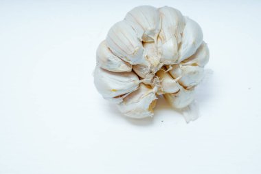 Reklam için beyaza boyanmış taze sarımsak manzarası..