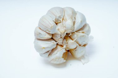 Reklam için beyaza boyanmış taze sarımsak manzarası..