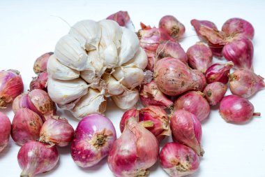 sarımsak ve beyaz zemin üzerine soğancık,