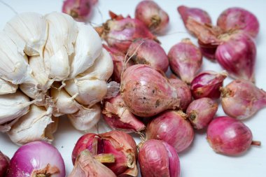 sarımsak ve beyaz zemin üzerine soğancık,