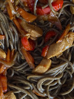 Tavuk ve sebzeli Asya sobası eriştesi.