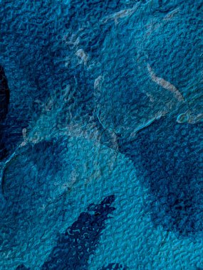 soyut arkaplan suluboyaları mavi ve siyah renklerle tuvale boyanır