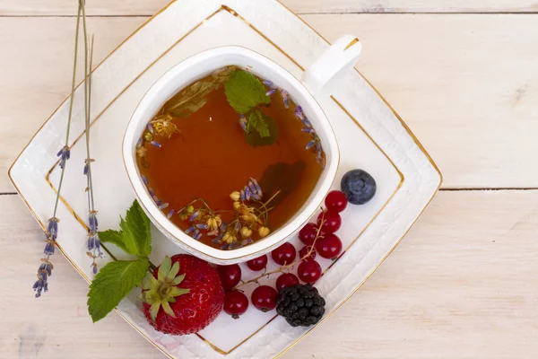 Hierbas Con Lavanda Menta Fresas Frescas Moras Arándanos Una Mesa — Foto de Stock