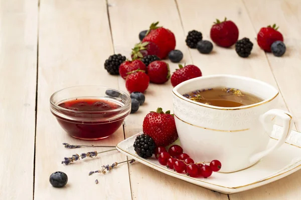 Hierbas Con Lavanda Menta Mermelada Casera Fresas Frescas Moras Arándanos — Foto de Stock