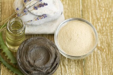 Aloe vera, lavanta ve uçucu yağ ile kozmetik çamur maskesi hazırlanıyor. spa ürünleri ile yüz kil tozu. Ev ya da salon tedavisi için doğal kozmetik. üstten görünüm. beyaz ve siyah kozmetik kil