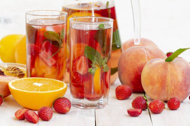 Buz gibi yaz limonatamız. çilek, limon ile şeftali Mojito kokteyl, turuncu. Nane ve bal, buzlu serinletici içecek veya içecek. Beyaz arka plan üzerinde Berry, meyve ve nane içeceği, sağlıklı içecek kavramı.