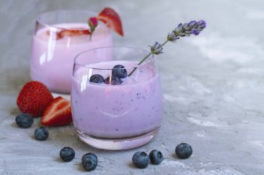 çilek, açık arka plan üzerinde yaban mersini smoothie. iyi olmak ve kilo loos kavramı. taze çilek ile milkshake. sağlıklı Kahvaltı. malzemelerle meyve yüzlü.