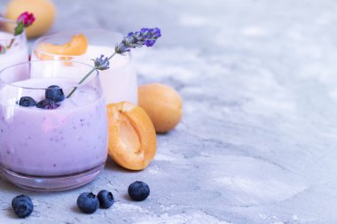 taze meyve ve çilek ile tatlı sağlıklı tatlı. yaban mersini, çilek, kayısı ile smoothies. Kopya alanı. Yaz böğürtlenli milkshake. Yoğurt içeceği, vitamin kokteyli. Vejetaryen beslenme