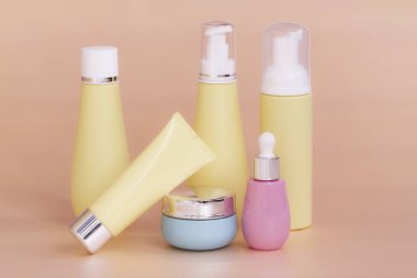 doğal kozmetik krem, serum, cilt bakımı, losyon, tonik ile boş şişe ambalaj. şeftali rengi arka plan üzerinde biyo organik ürün. spa konsepti. Plastik şişe etiket tasarımı. Kozmetik tasarım şablonu.