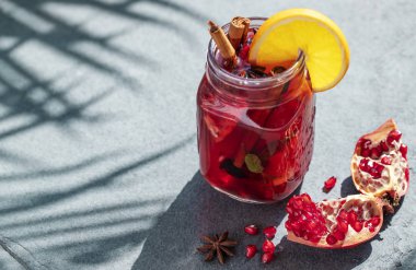 Bir fincan sıcak nar şarabı. alkolsüz nar mulled şarap. kış menüsü için vitamin içecek kavramı. kış için sıcak içecek. parlak güneş ışığı.