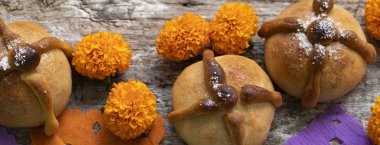Meksika bayrağı, ölüm ekmeği. Meksika partileri, ölü ekmek ve kır arka planında kadife çiçekleri. Geleneksel Ölü Pan de Muerto Meksika Ekmeği, Üst Görünüm, Uzayı Kopyala.